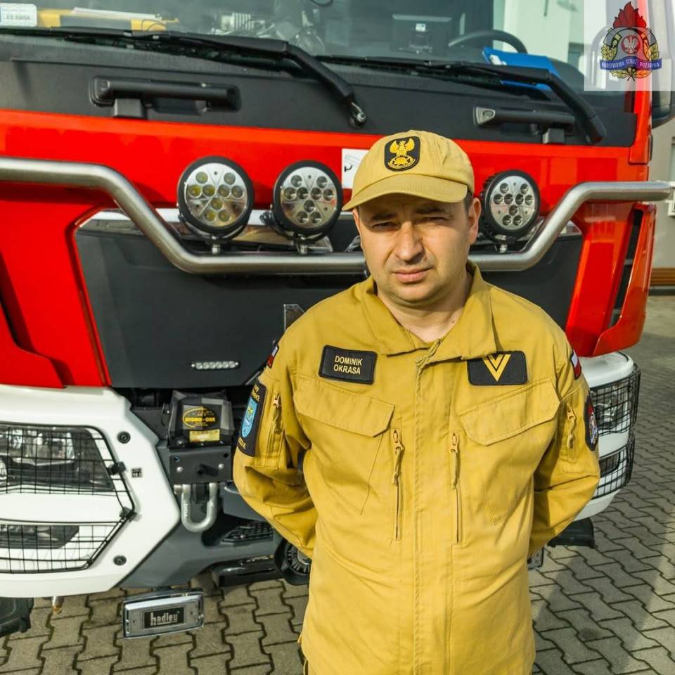 Bohaterski strażak ze Skierniewic uratował 91-letnią kobietę z płonącego domu