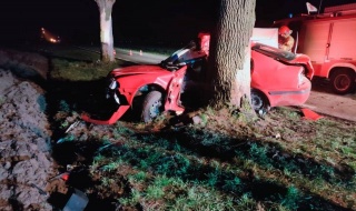 Tragiczny wypadek pod Łęczycą, auto rozbiło się o drzewo. Nie żyje młody kierowca