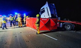 Tragiczny wypadek na S8. Nie żyje kierowca ciężarówki. Ekspresówka cały czas zablokowana [Foto]