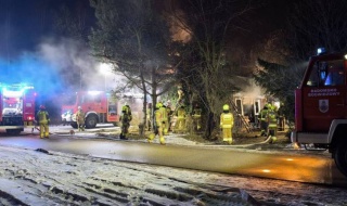Pożar domu jednorodzinnego w Radomsku. Strażacy znaleźli ciało kobiety [Wideo, foto]