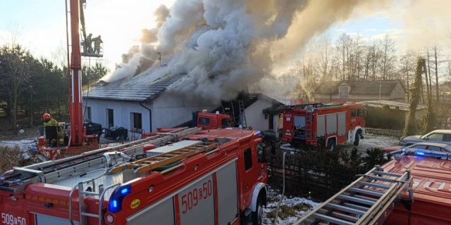 Groźny pożar domu w gminie Poddębice. Ogromne zadymienie i wielogodzinna akcja strażaków [Foto]