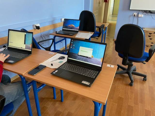 Uczniowie z gminy Dmosin otrzymają laptopy do zdalnej nauki. Samorząd zakupił kilkadziesiąt komputerów