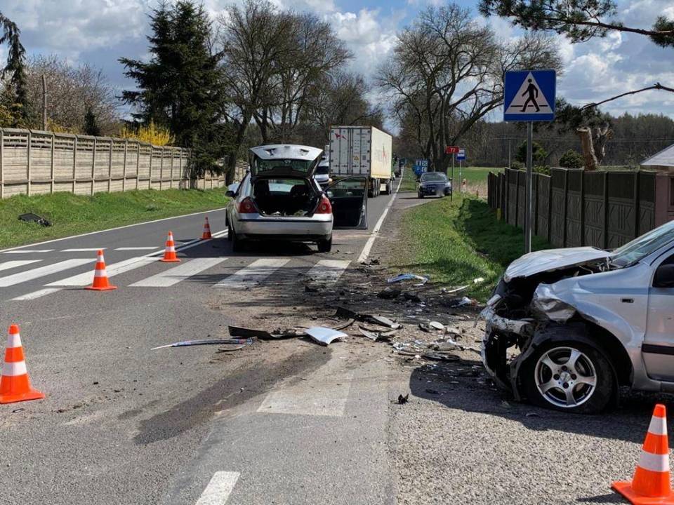Wypadek w Marianowie Rogowskim. Zderzyły się trzy samochody, występują utrudnienia w ruchu