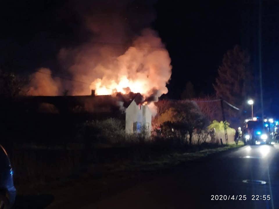 Pożar domu w Natolinie, w środku uwięziona osoba. Konieczny był przylot Lotniczego Pogotowia Ratunkowego