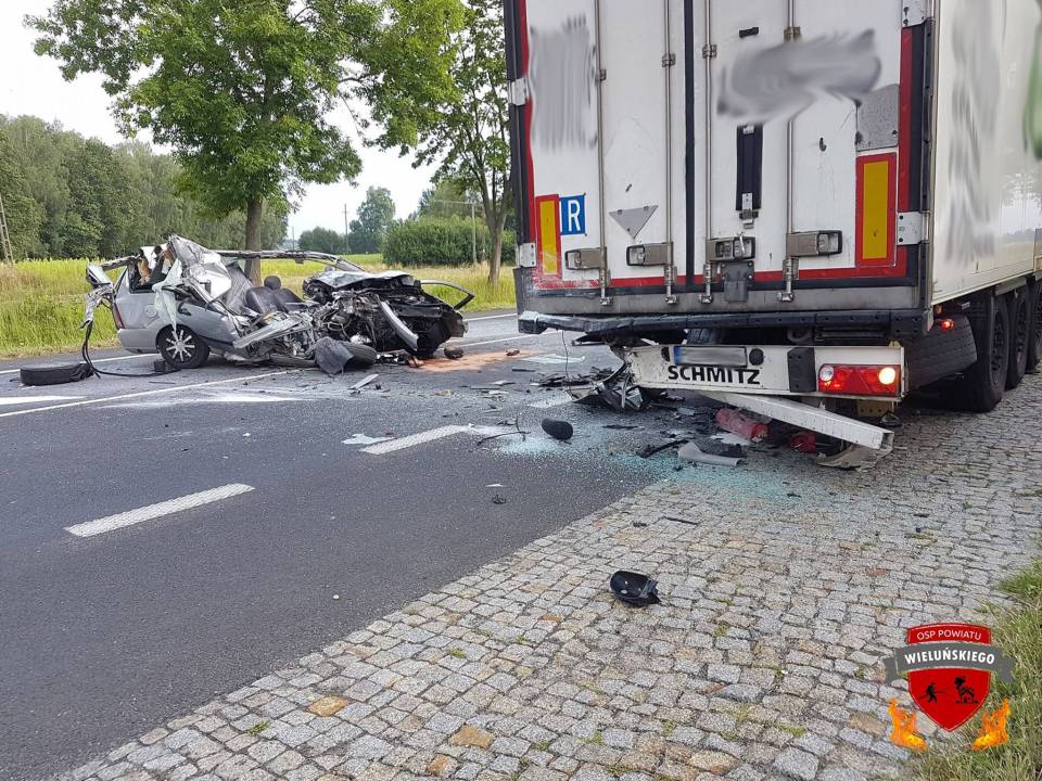 Groźny wypadek w powiecie wieluńskim. Na miejscu wszystkie służby ratunkowe, droga jest zablokowana