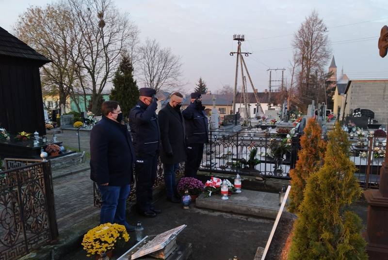 Policjanci i władze gminy Jeżów uczciły rocznicę wybuchu Powstania Listopadowego