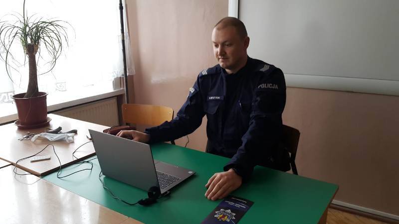 Brzezińscy mundurowi prowadzili rekrutację do służby w policji w formie on-line