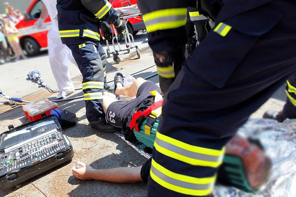 Z OSTATNIEJ CHWILI: wypadek w Brzezinach. Dwa pojazdy rozbite, jedna osoba ranna. Trwa akcja ratunkowa