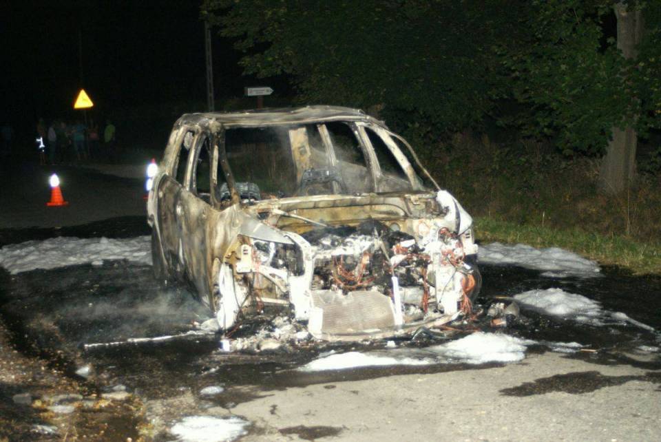 [ZDJĘCIA] Nocny pożar samochodu w Janinowie. Na miejscu trzy zastępy straży pożarnej