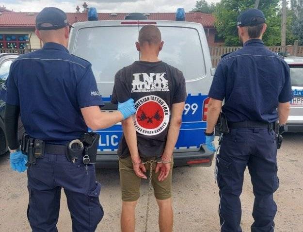 Nożownik z gminy Rogów zatrzymany, w jego mieszkaniu znaleziono narkotyki. Mężczyzna usłyszał kilka zarzutów