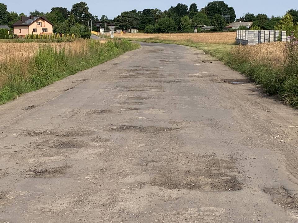 Starostwo Powiatowe w Brzezinach stara się o przebudowę kilku dróg. Ogłoszono przetarg