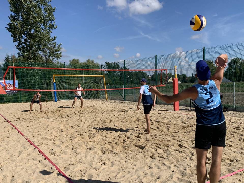 Turniej siatkówki plażowej otworzył nowy obiekt w Brzezinach
