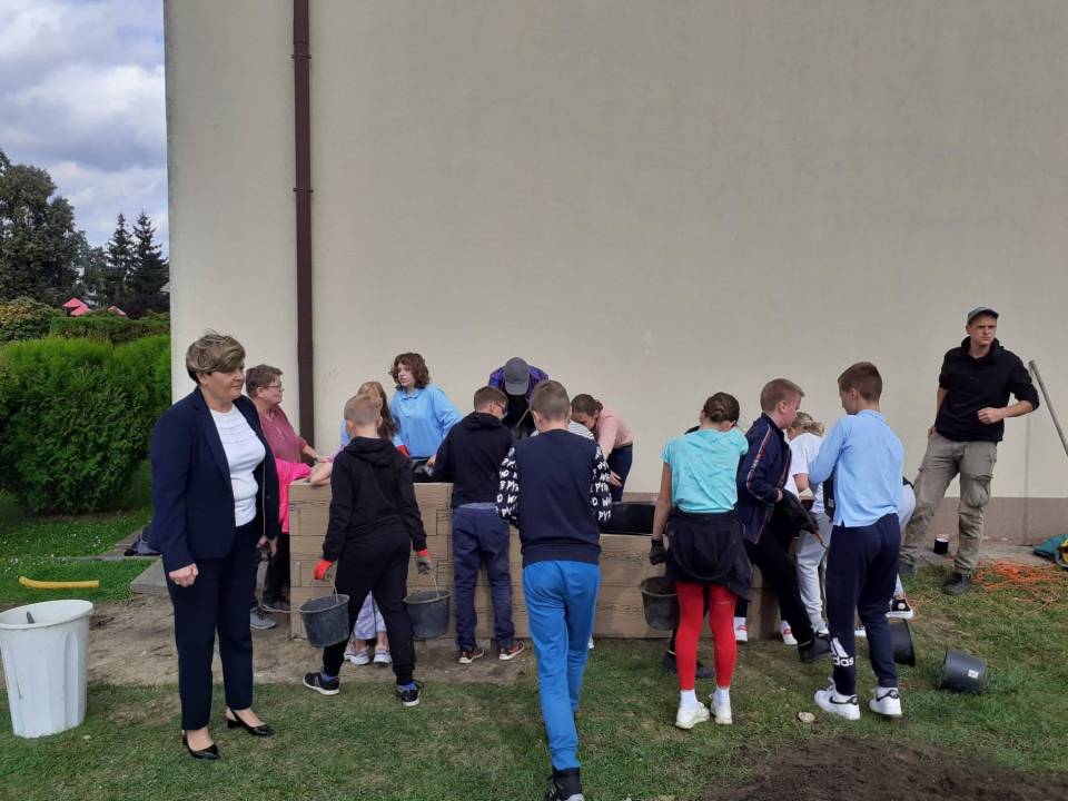 Uczniowie ze Szkoły Podstawowej nr 1 w Brzezinach chcą "powstrzymać suszę"