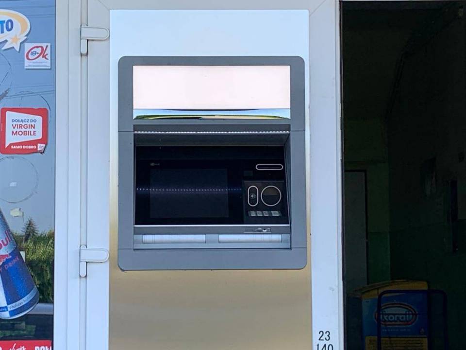 Trwa montaż nowego bankomatu w Rogowie