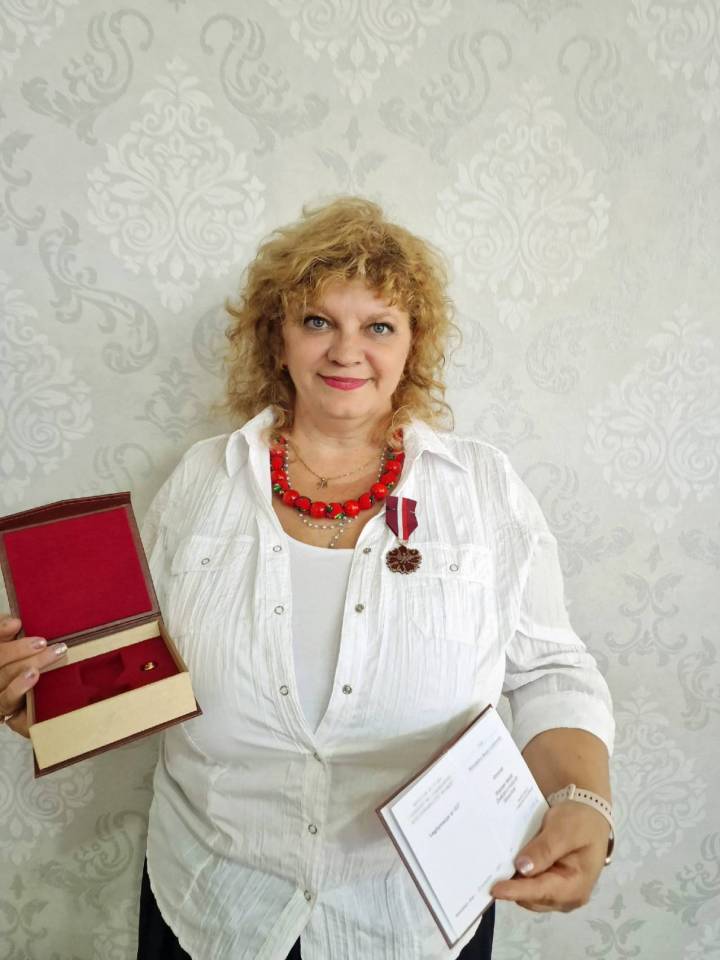 Mirosława Lechowska z medalem "Zasłużona Kulturze"