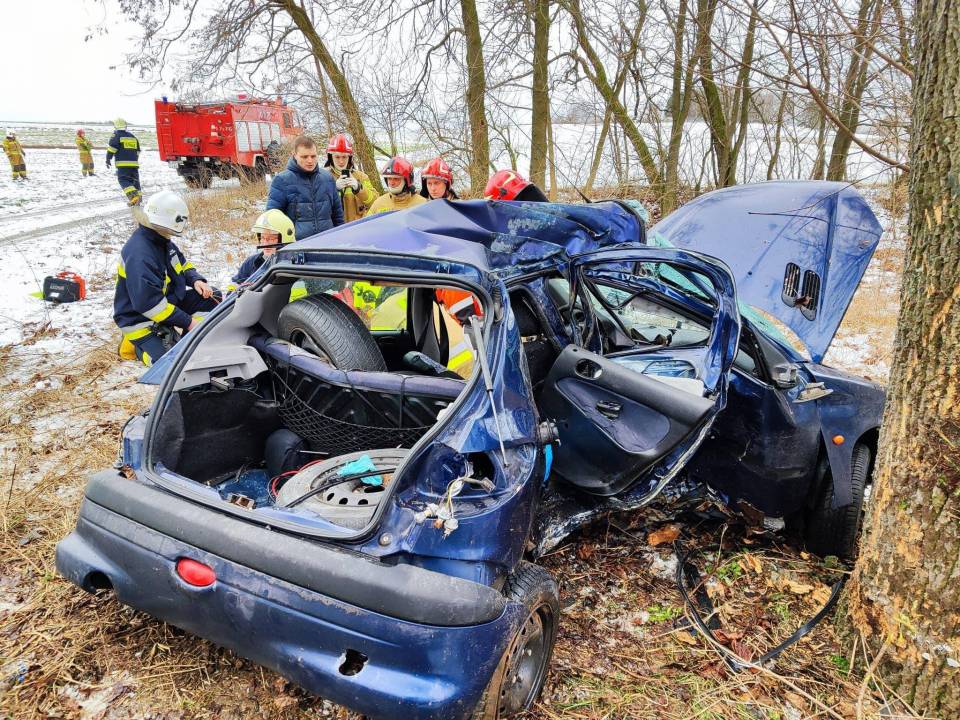 Koszmarny wypadek w gminie Dmosin, auto rozbiło się o drzewo. Nie żyje kierowca