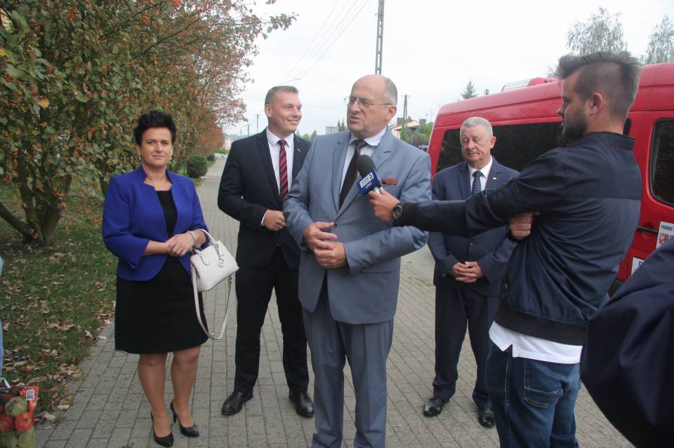 Wojewoda Łódzki Zbigniew Rau skorzystał z nowo przywróconej linii autobusowej Brzeziny - Dmosin