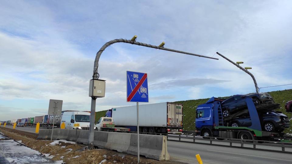 Budowana A1 całkowicie wolna od pomiaru prędkości! Zdjęto kamery z drugiego odcinka. Ilość "pstrykniętych" fot szokuje!